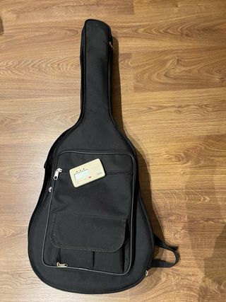 Guitarra admira con funda y metronomo