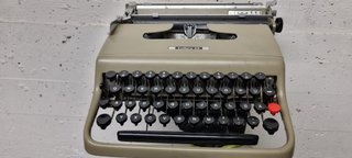 Maquina de escribir alemana Olivetti Lettera 22