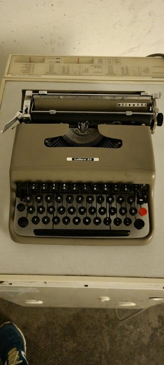 Maquina de escribir alemana Olivetti Lettera 22