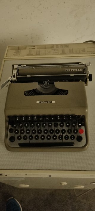Maquina de escribir alemana Olivetti Lettera 22