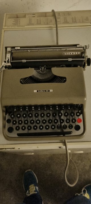 Maquina de escribir alemana Olivetti Lettera 22