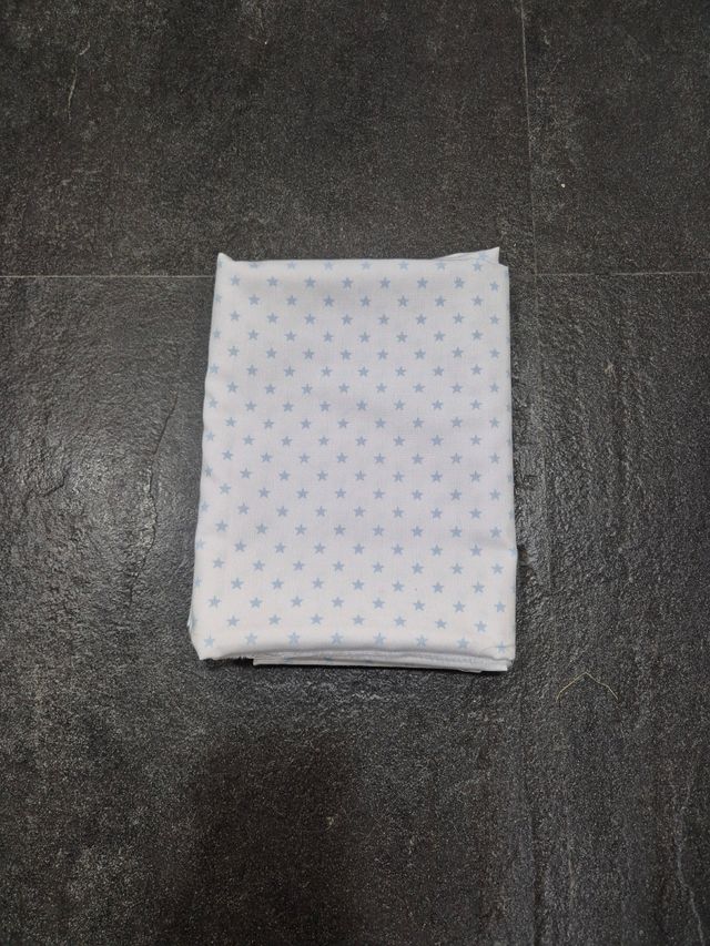 Tela blanca estrellas azul cielo piqué