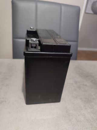 Batería moto EXIDE y cargador baterías nuevo