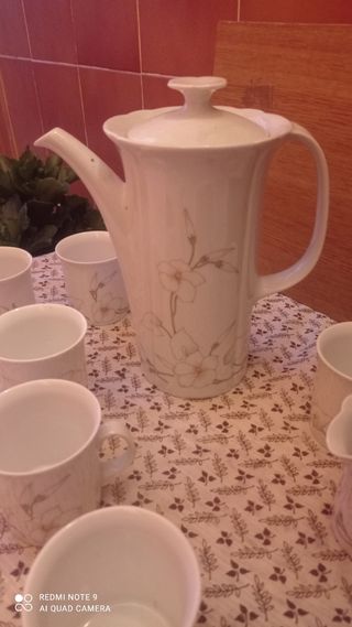 Juego de cafetera, lechera y tazas azberg