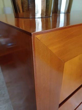 Cómoda de madera natural de cerezo