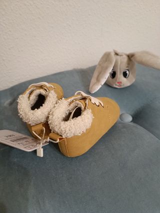 Zapatillas bebé. NUEVAS, sin estrenar.