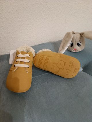 Zapatillas bebé. NUEVAS, sin estrenar.