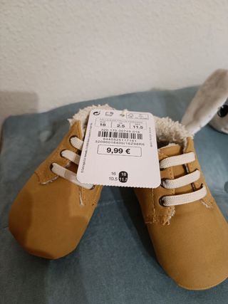 Zapatillas bebé. NUEVAS, sin estrenar.
