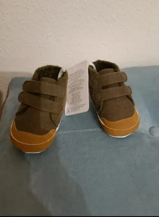 Zapatillas bebé. NUEVAS, sin estrenar.