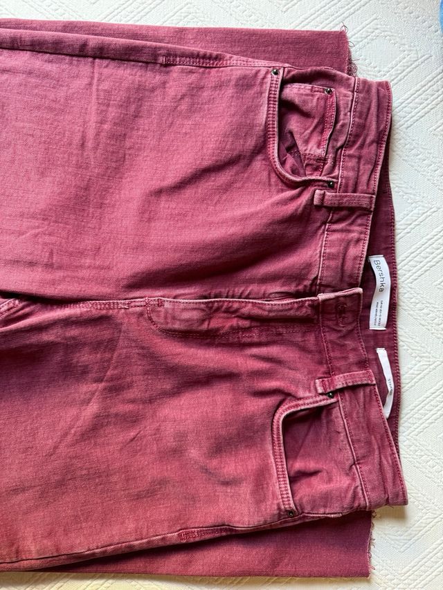 Pantalones flare con abertura