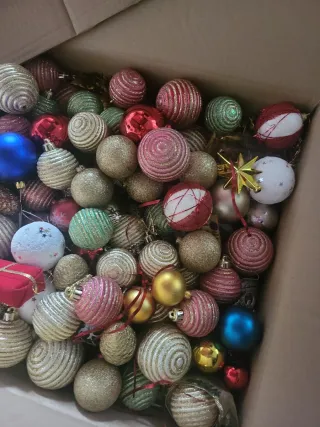 Árbol blanco con algo de adornos