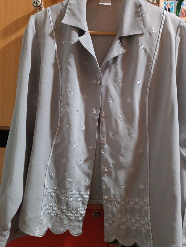 Camisa gris con bordados