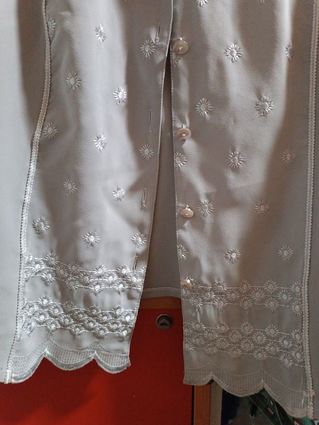 Camisa gris con bordados