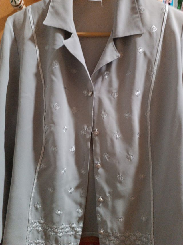 Camisa gris con bordados