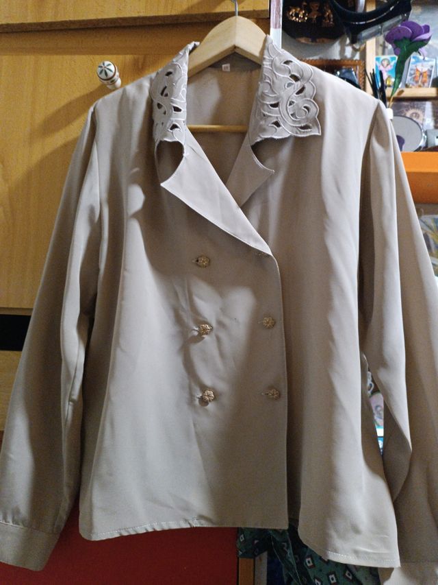 Camisa marrón claro cuello calado 