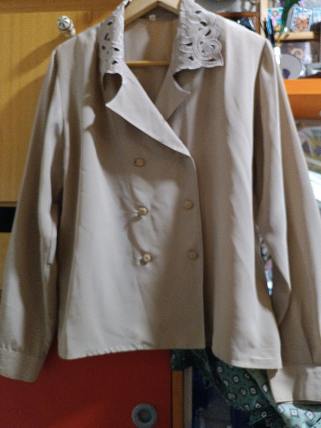 Camisa marrón claro cuello calado 