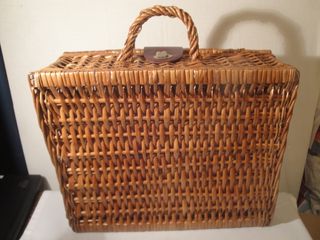 Maletín de mimbre. Nuevo.