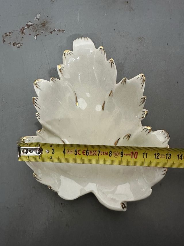 Piattino vintage a foglia in porcellana