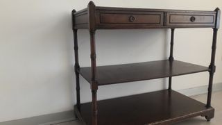 Camarera clásica de madera color nogal con ruedas