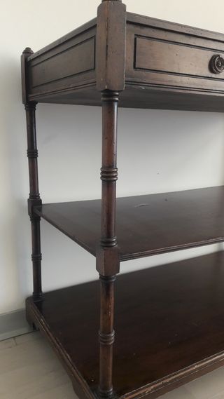 Camarera clásica de madera color nogal con ruedas