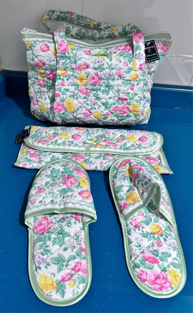 Neceser tela con asas con zapatillas de viaje