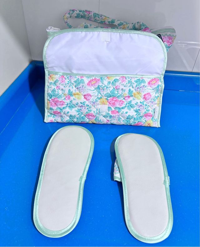 Neceser tela con asas con zapatillas de viaje