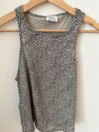 Top estampado leopardo de Zara