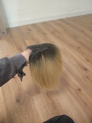 Peluca corta rubia con raíces negras