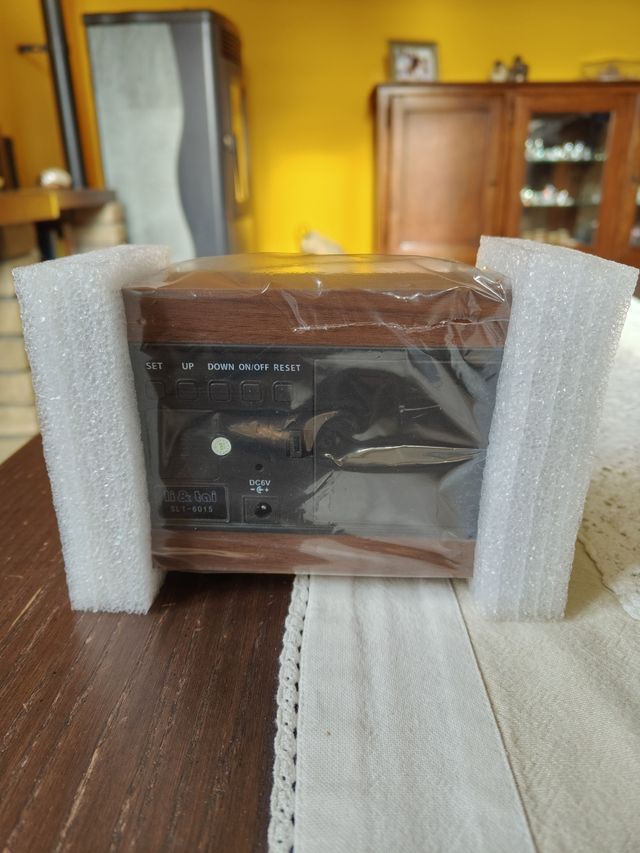 Orologio sveglia effetto legno