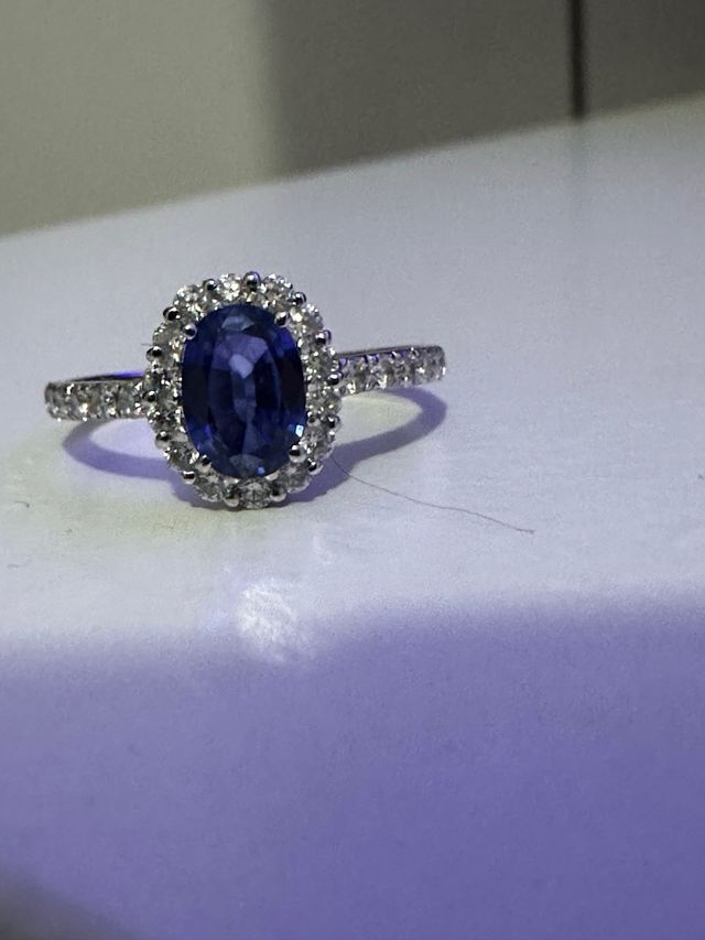 Anello Mumit in oro, diamanti e zaffiro