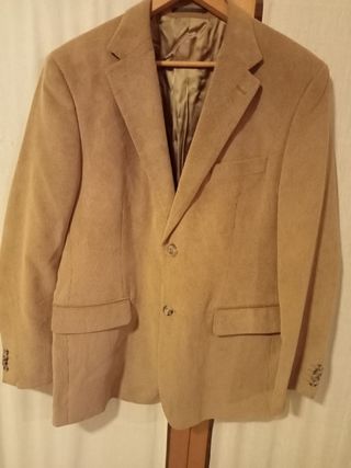 Chaqueta de pana beige.
