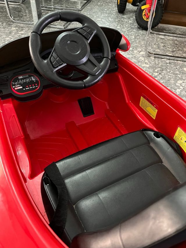 Coche descapotable teledirigido rojo