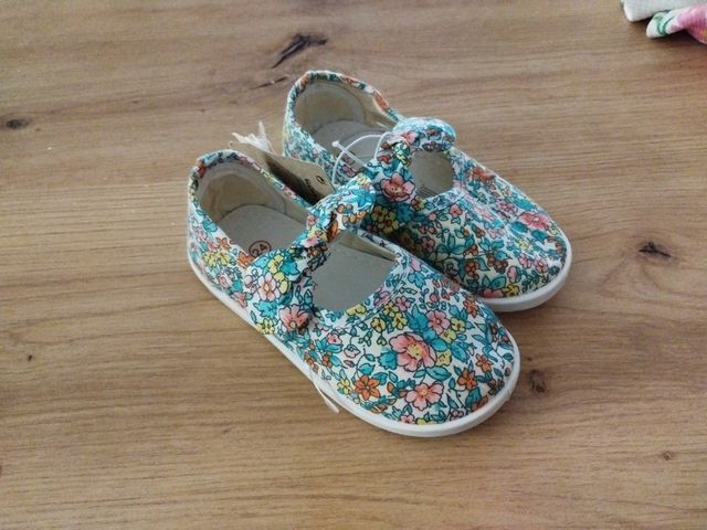 Sandalias de niña sin estrenar