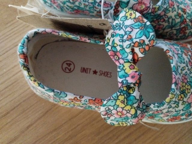 Sandalias de niña sin estrenar