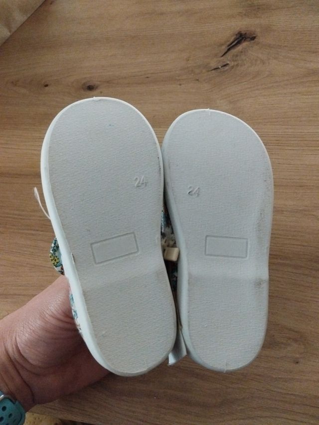 Sandalias de niña sin estrenar
