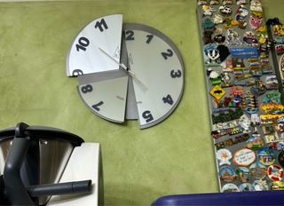 Orologio di design molto grande