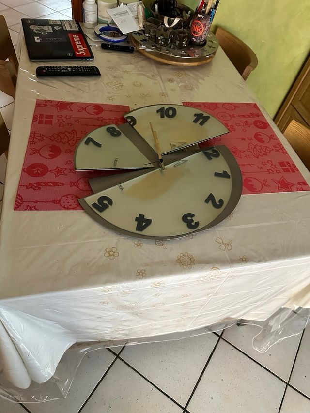 Orologio di design molto grande