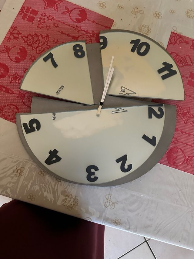 Orologio di design molto grande