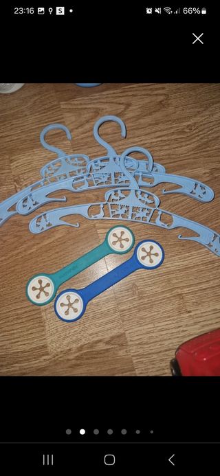 Perchas, peluches y juguetes bebé