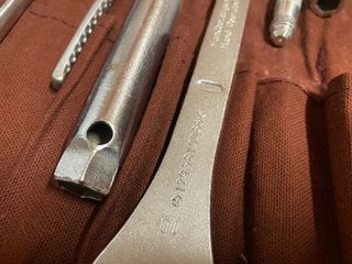 JUEGO DE HERRAMIENTAS + BOTIQUIN MERCEDES SL R129