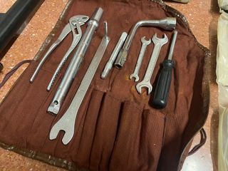 JUEGO DE HERRAMIENTAS + BOTIQUIN MERCEDES SL R129