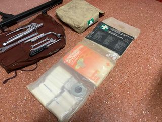 JUEGO DE HERRAMIENTAS + BOTIQUIN MERCEDES SL R129