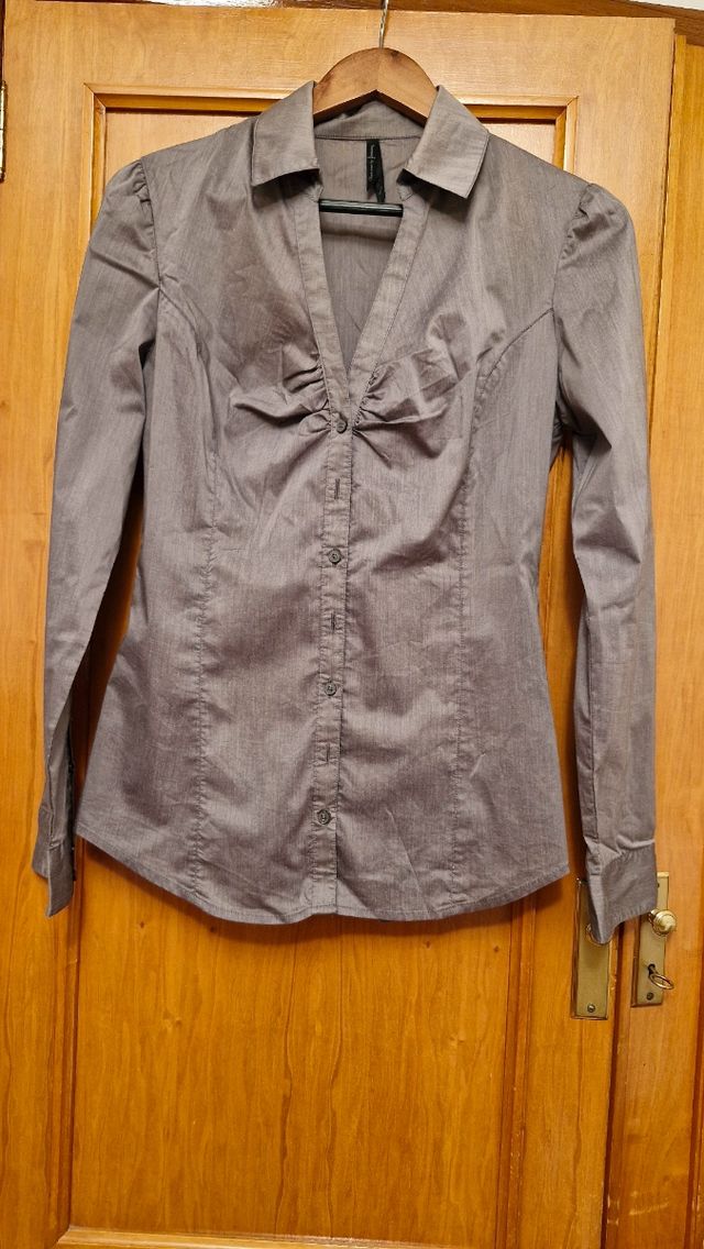 Camisa gris frunce escote Stradivarius