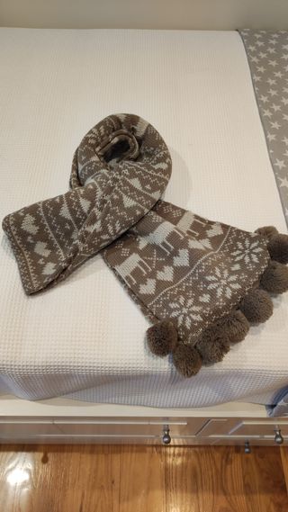 Bufanda estampada pompones