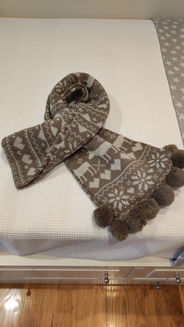 Bufanda estampada pompones