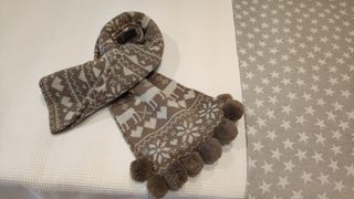 Bufanda estampada pompones