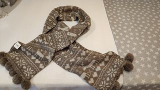 Bufanda estampada pompones