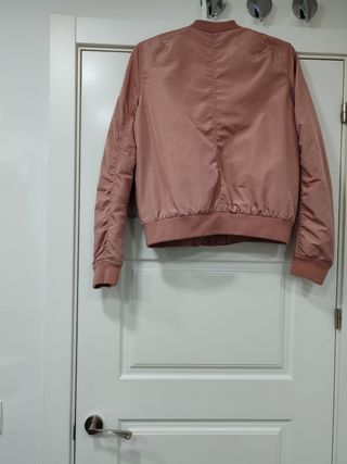 Cazadora bomber rosa estradivarius