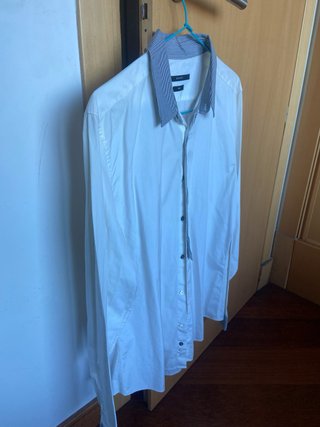 Camisa blanca de Gucci.