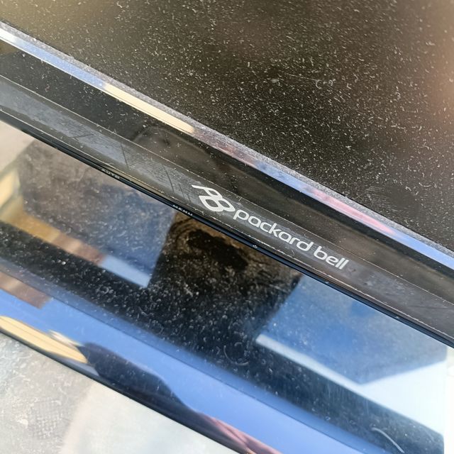 Lote de monitores y 3 torres.